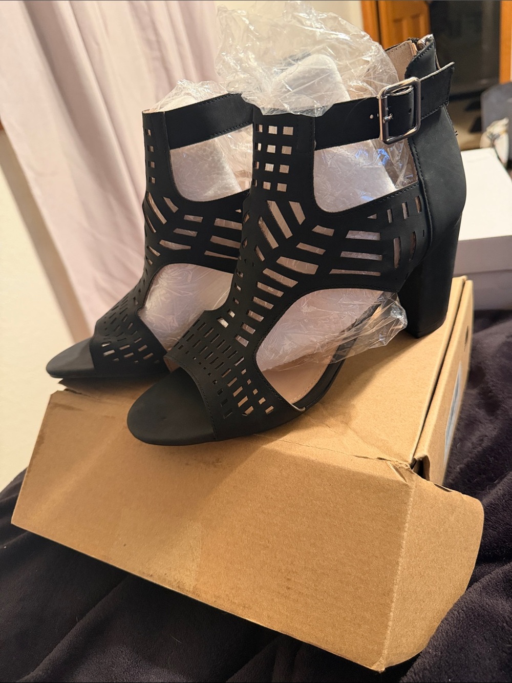 Source Unknown Black Cutout Block Heel Sandals with Ankle Buckle